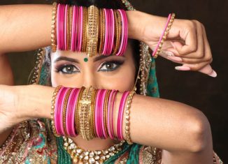 femeie din india care poarta bijuterii si alte accesorii