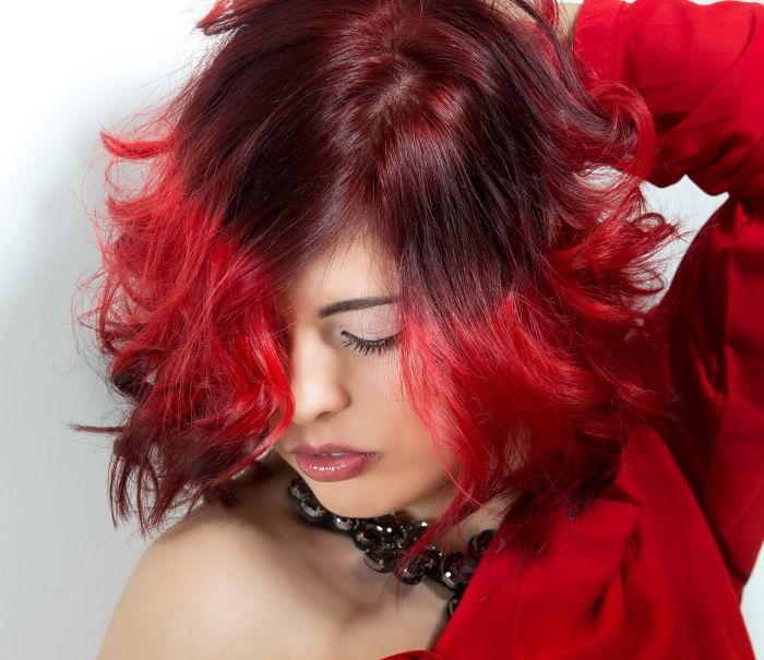 Femeie cu părul vopsit în culoarea roșie